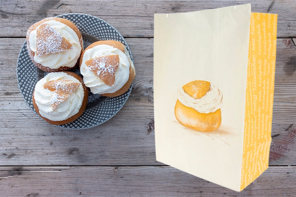 Fat med tre semlor och en semlepåse står bredvid.