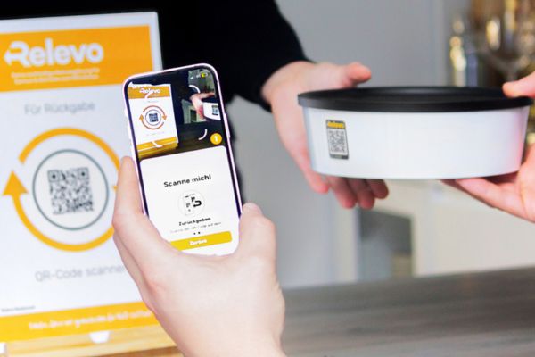 Mobil som scannar en QR-kod från Relevo