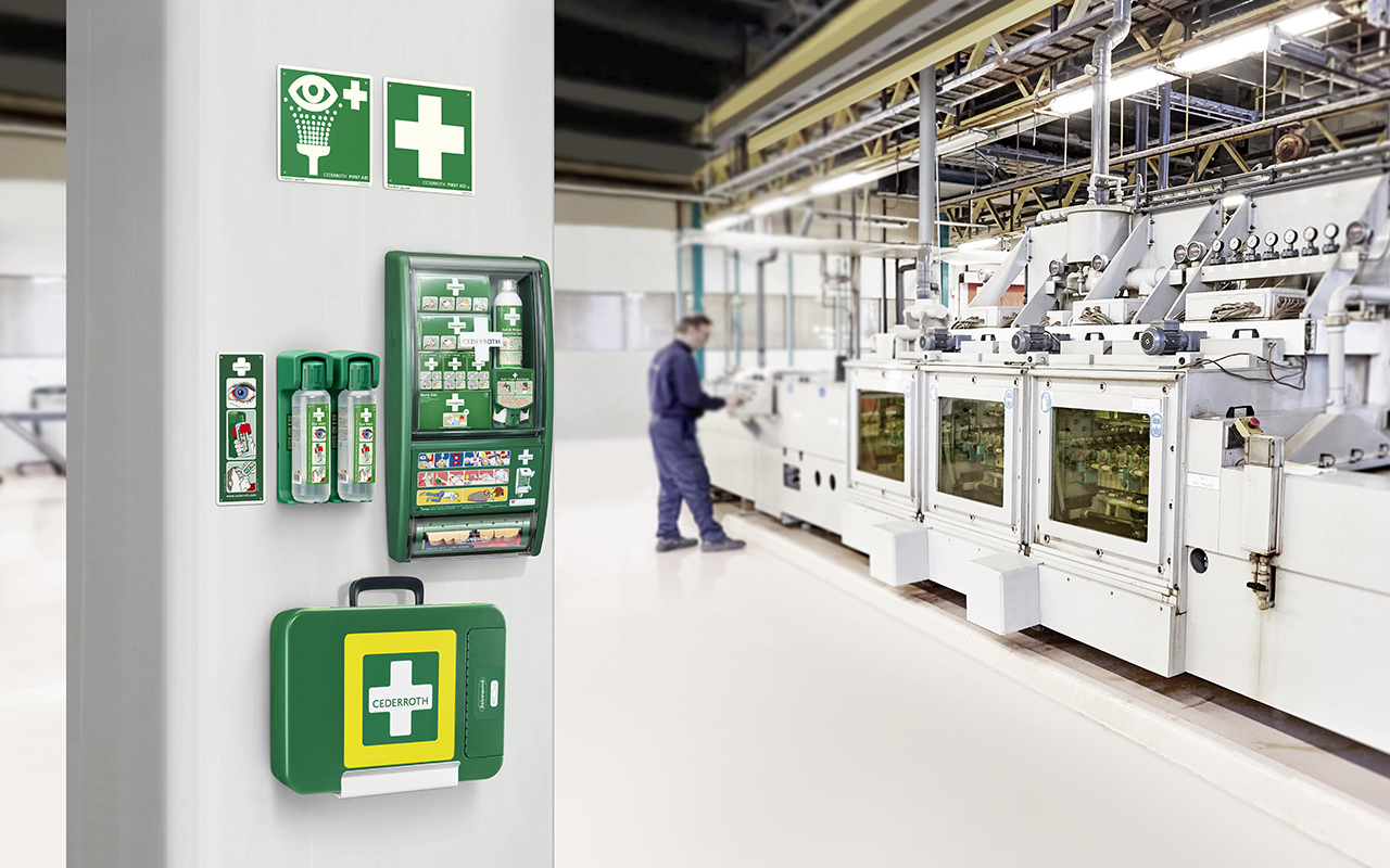 Första hjälpen produkter sitter på en vägg på en industri