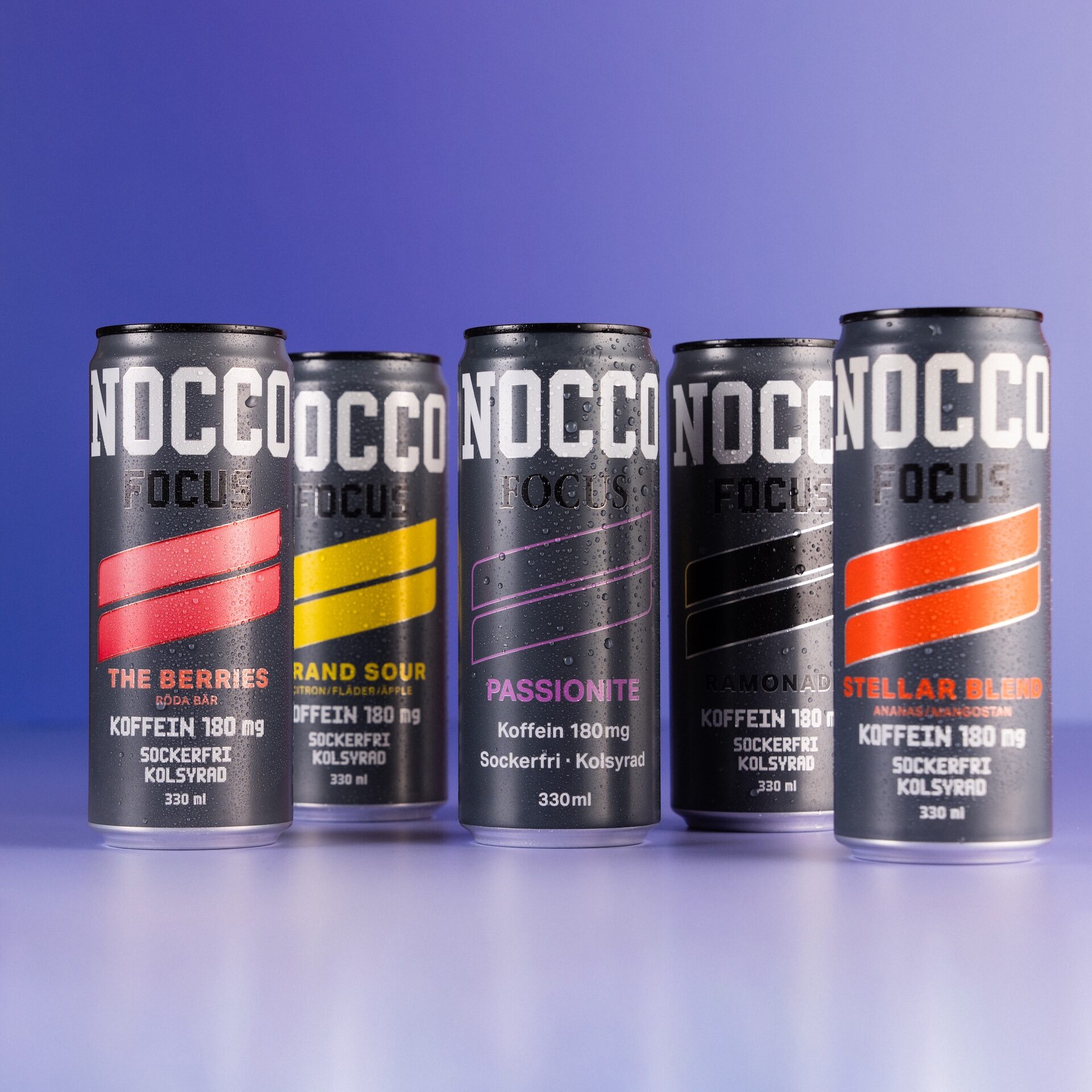 En rad med burkar av energidrycken NOCCO, staplade på varandra.