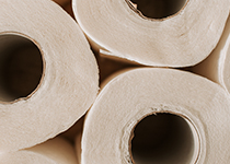Närbild på toalettpappersrullar som framhäver deras cirkulära form och lager av papper.