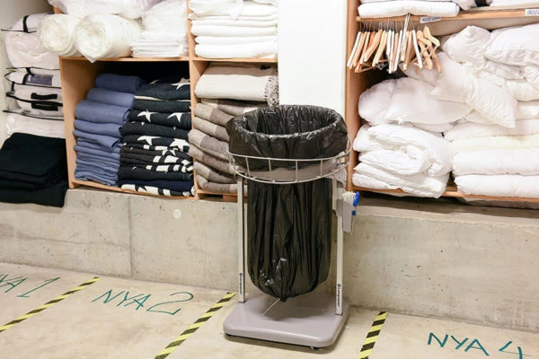 sopsäckställ i en butiksmiljö