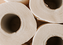 Närbild på toalettpappersrullar som framhäver deras cirkulära form och lager av papper.