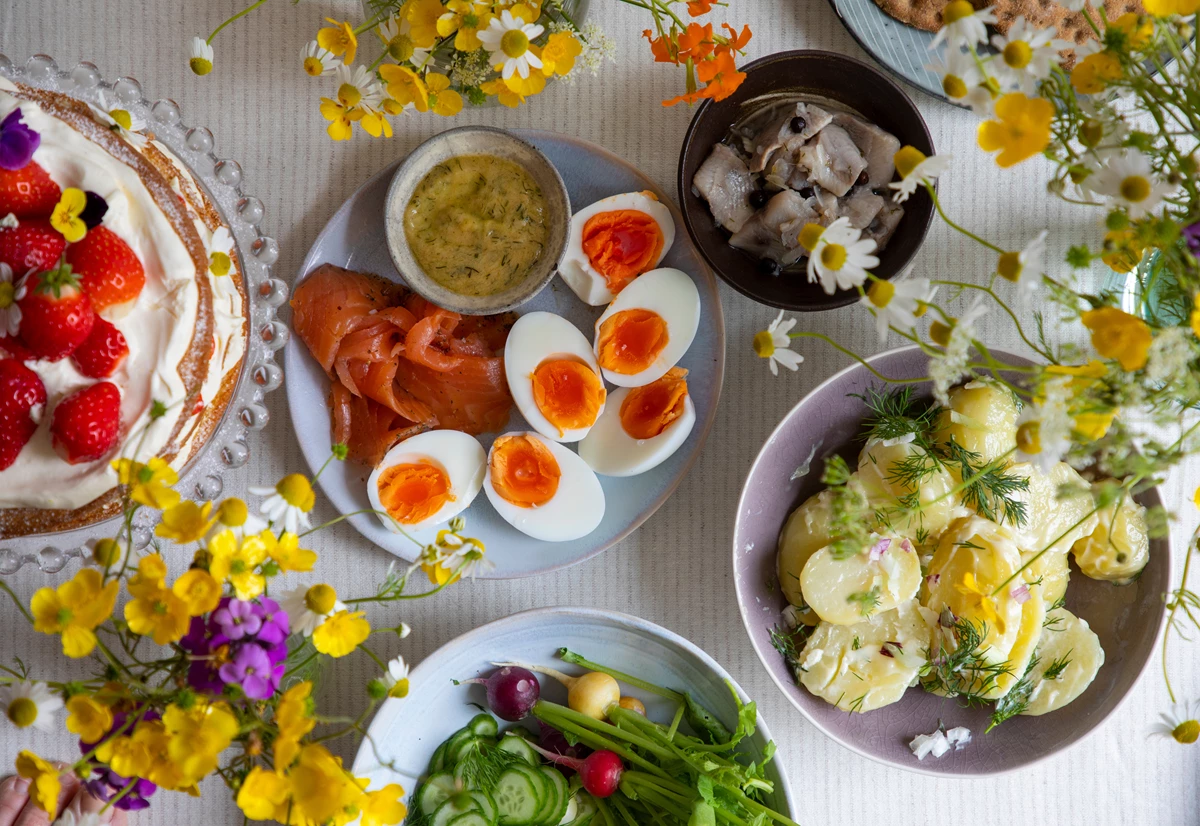 Dukat bord till midsommar med ägg, lax, sås och potatis