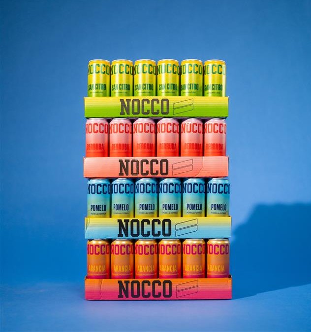 Fyra flak med energidrycken NOCCO, staplade på varandra.