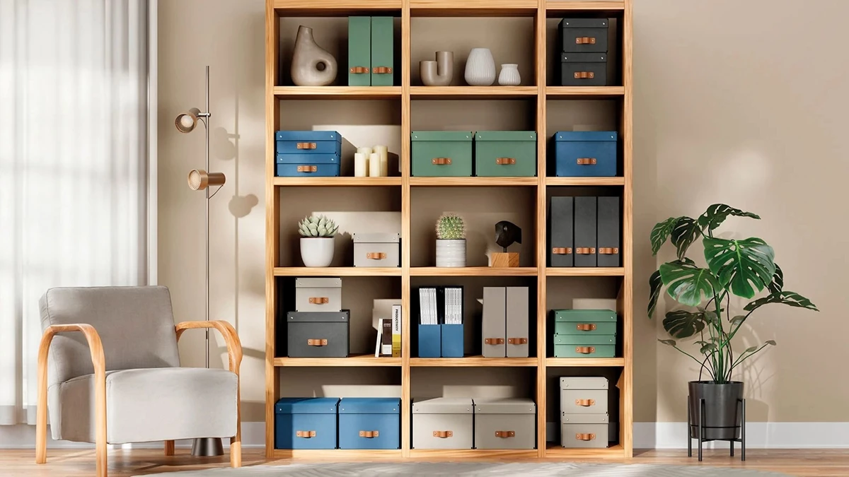 En bokhylla med serien Letiz puro i olika färger