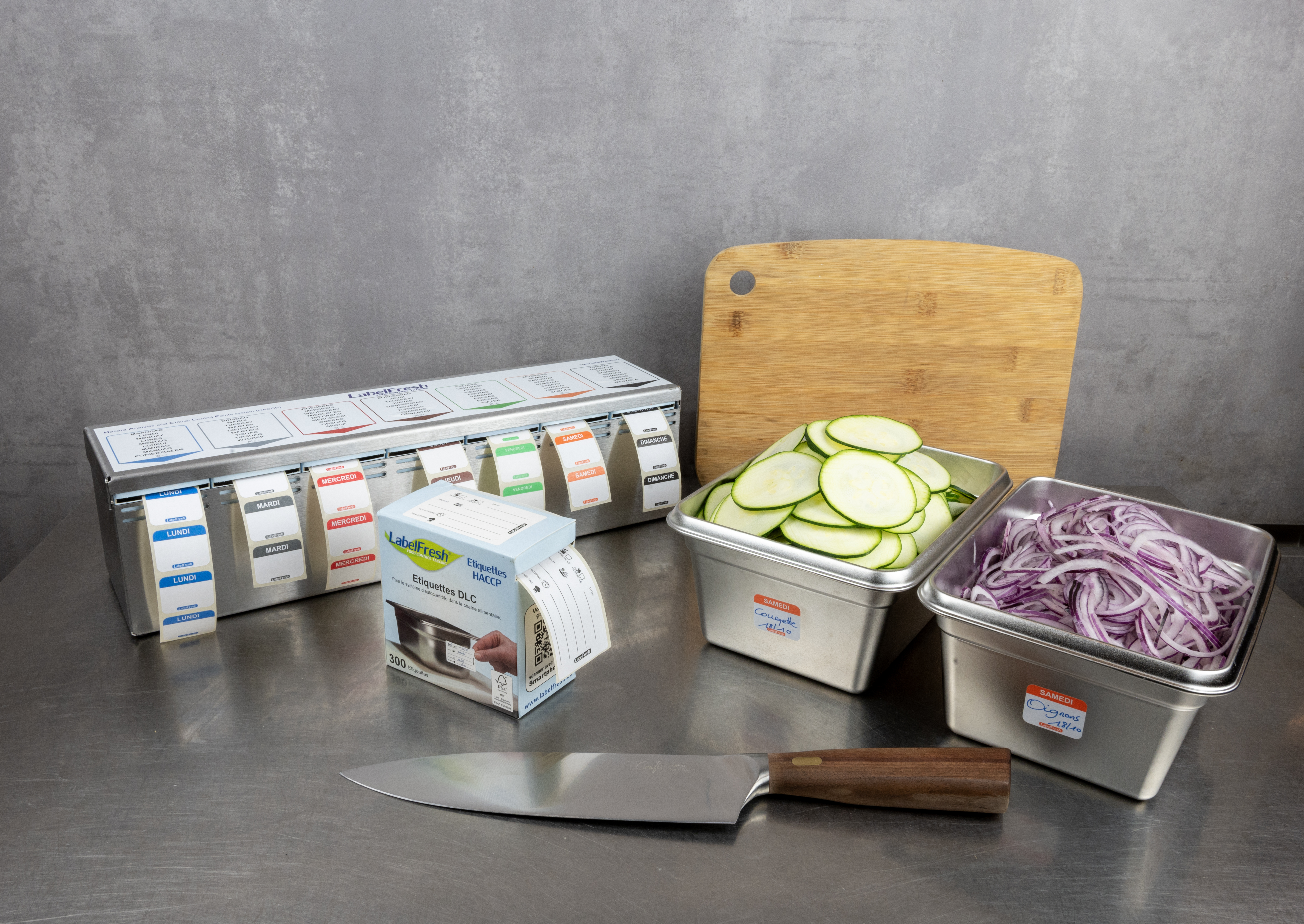 Livsmedelsetiketter Label fresh i stor hållare av plåt, mindre ask i papper och etiketter som sitter på kantiner med mat.