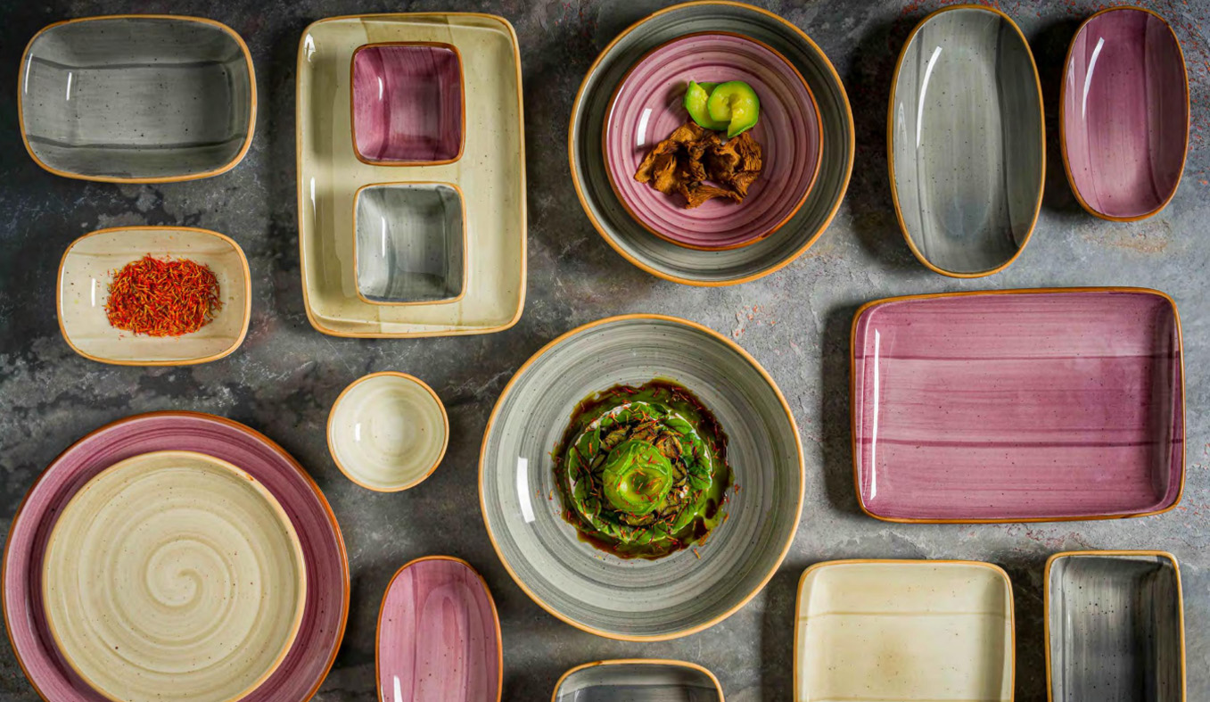 Grå och rosa proslin på ett bord