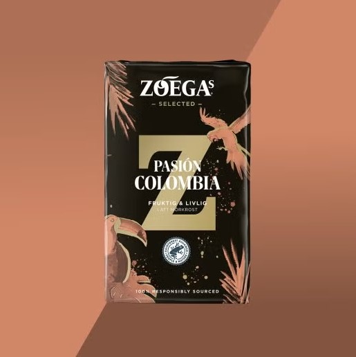 Orange bakgrund och ett paket bryggkaffe Zoegas pasion colombia